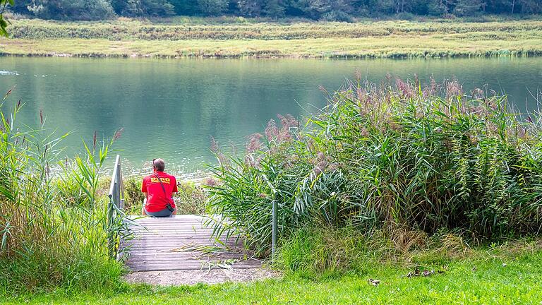 Wer es mag, nur wenige Menschen um sich zu haben, ist derzeit am Ellertshäuser See richtig: Da der See wegen der Bauarbeiten an der Grundsperre nur halb gefüllt ist, kommen im Sommer 2023 deutlich weniger Badegäste als üblich. Wer es mag, nur wenige Menschen um sich zu haben, ist derzeit am Ellertshäuser See richtig: Da der See wegen der Bauarbeiten an der Grundsperre nur halb gefüllt ist, kommen im Sommer 2023 deutlich weniger Badegäste als üblich.