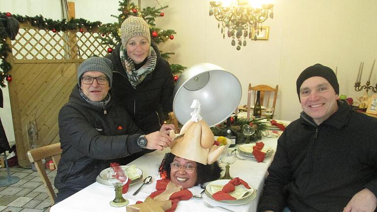 Für einen Gag sind die Mitarbeiter der Lebenshilfe-Werkstatt immer zu haben. Unter der Warmhaltehaube der festlich geschmückten Tafel lugte beim Hammelburger Altstadt-Advent ein Frauenkopf unter einem Plastik- Hähnchen hervor. - Für einen Gag sind die Mitarbeiter der Lebenshilfe-Werkstatt immer zu haben. Unter der Warmhaltehaube der festlich geschmückten Tafel lugte beim Hammelburger Altstadt-Advent ein Frauenkopf unter einem Plastik- Hähnchen hervor. Für einen Gag sind die Mitarbeiter der Lebenshilfe-Werkstatt immer zu haben. Unter der Warmhaltehaube der festlich geschmückten Tafel lugte beim Hammelburger Altstadt-Advent ein Frauenkopf unter einem Plastik- Hähnchen hervor. - Für einen Gag sind die Mitarbeiter der Lebenshilfe-Werkstatt immer zu haben. Unter der Warmhaltehaube der festlich geschmückten Tafel lugte beim Hammelburger Altstadt-Advent ein Frauenkopf unter einem Plastik- Hähnchen hervor.