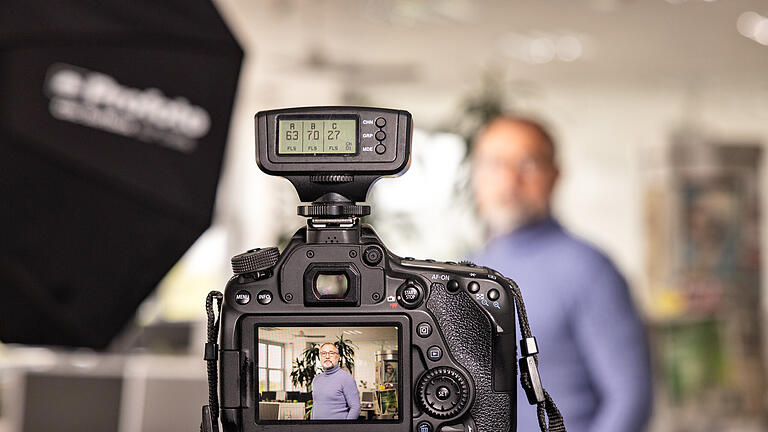 Main-Post Corporate Head - Ein professionelles Fotoshooting kann bequem in den Arbeitsalltag integriert werden. Das macht die Bilder authentisch, gleichzeitig stört das Shooting den Arbeitsalltag kaum. Main-Post Corporate Head - Ein professionelles Fotoshooting kann bequem in den Arbeitsalltag integriert werden. Das macht die Bilder authentisch, gleichzeitig stört das Shooting den Arbeitsalltag kaum.