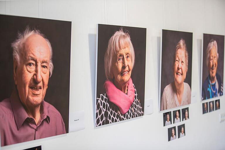 Die Gesichter der Fotografierten strahlen. Die Gesichter der Fotografierten strahlen.
