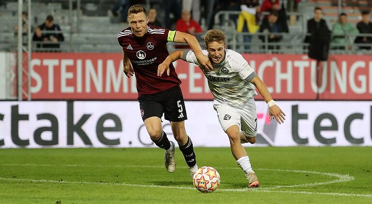  Maximilian Fesser (links im Duell mit Nürnbergs Fabian Menig) war am Dienstagabend einer der Aktivposten im Kickers-Team. Maximilian Fesser (links im Duell mit Nürnbergs Fabian Menig) war am Dienstagabend einer der Aktivposten im Kickers-Team. 