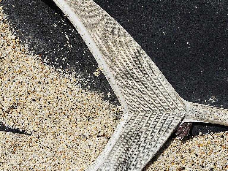 Werk des Künstlers Winfried Muthesius, der einen am Strand von Boa Vista (Kapverden) angespülten FlipFlop vor die Linse gebracht hat und zum Nachdenken anregen will. Werk des Künstlers Winfried Muthesius, der einen am Strand von Boa Vista (Kapverden) angespülten FlipFlop vor die Linse gebracht hat und zum Nachdenken anregen will.