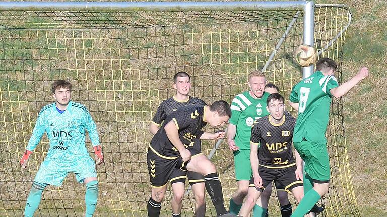 Rhöner Fußball-Nachlese - Vielversprechend aus Sicht der Untererthaler ist dieser Kopfball von Niklas Gerlach, Thulbas Defensive um Keeper Luca Kümmet überstand diese Szene allerdings ohne Gegentor. Rhöner Fußball-Nachlese - Vielversprechend aus Sicht der Untererthaler ist dieser Kopfball von Niklas Gerlach, Thulbas Defensive um Keeper Luca Kümmet überstand diese Szene allerdings ohne Gegentor.