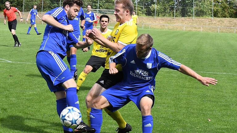 Auf sattes Grün wie im Hinspiel werden die Thulbaer (gelbe Trikots) und Münnerstädter verzichten müssen. Wahrscheinlich wird das Derby auf dem Ausweichplatz der Frankonen stattfinden. Foto: Hopf       -  Auf sattes Grün wie im Hinspiel werden die Thulbaer (gelbe Trikots) und Münnerstädter verzichten müssen. Wahrscheinlich wird das Derby auf dem Ausweichplatz der Frankonen stattfinden. Foto: Hopf