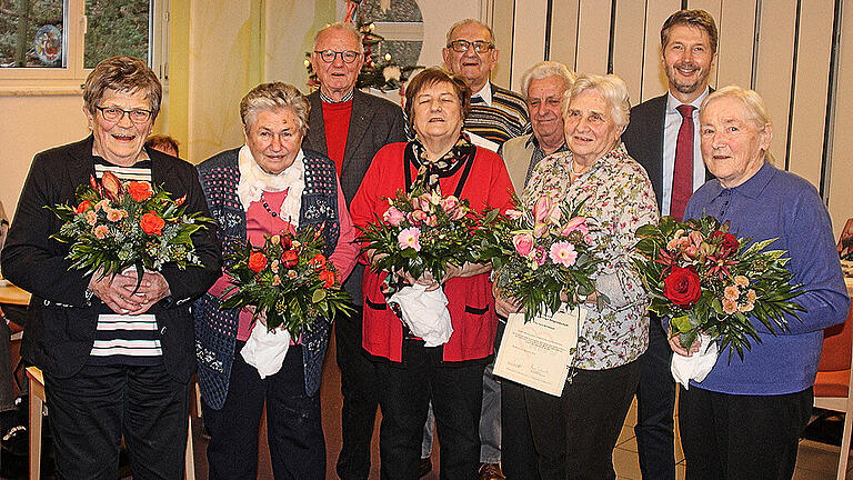 Ehrungen bei der Arbeiterwohlfahrt Ortsverein Marktbreit (hinten von links): Alfons Beck (20), Josef Rothmaier (20), Kurt Grimmer (45 Jahre) und Vorsitzender Heinz Galuschka; (vorne von links): Hedwig Beck (20), Inge Höhn (30), Sophie Jakob (55), Irene Rothmaier (20) und Juliane Ott (25) Ehrungen bei der Arbeiterwohlfahrt Ortsverein Marktbreit (hinten von links): Alfons Beck (20), Josef Rothmaier (20), Kurt Grimmer (45 Jahre) und Vorsitzender Heinz Galuschka; (vorne von links): Hedwig Beck (20), Inge Höhn (30), Sophie Jakob (55), Irene Rothmaier (20) und Juliane Ott (25)