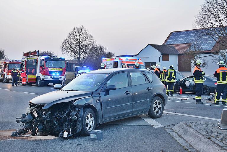 Insgesamt drei Menschen, darunter eine schwangere Frau, wurden beim Unfall verletzt. Insgesamt drei Menschen, darunter eine schwangere Frau, wurden beim Unfall verletzt.