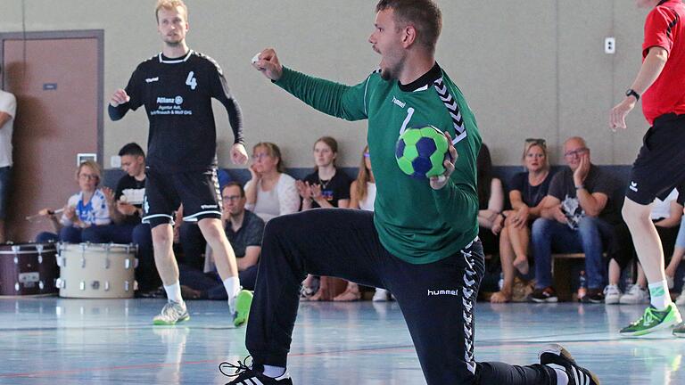 Torhüter Simon Dornberger (Mitte) tritt mit der HSG Mainfranken an diesem Wochenende in Hin- und Rückspiel gegen den TV Marktsteft um den Aufstieg in die Handball-Landesliga an. Gespielt wird am Samstagabend zuerst in der TGK-Halle in Kitzingen, am Sonntagnachmittag fällt die Entscheidung in Marktsteft. Torhüter Simon Dornberger (Mitte) tritt mit der HSG Mainfranken an diesem Wochenende in Hin- und Rückspiel gegen den TV Marktsteft um den Aufstieg in die Handball-Landesliga an. Gespielt wird am Samstagabend zuerst in der TGK-Halle in Kitzingen, am Sonntagnachmittag fällt die Entscheidung in Marktsteft.