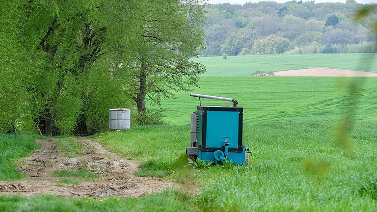 Die Bewässerungsanlagen in der Bergtheimer Mulde wurden in den letzten Wochen wieder aufgebaut. Unser Bild zeigt Brunnen und ein Stromaggregat am Rand eines Feldes bei Erbshausen-Sulzwiesen.