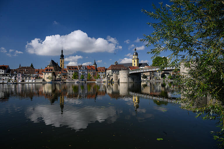 Wie gemalt: Blick auf das andere Mainufer in Kitzingen. Die Promenade ist ein schöner Platz, um bei einem Kaffee Kraft zu sammeln, bevor es zum Schwanberg weitergeht.