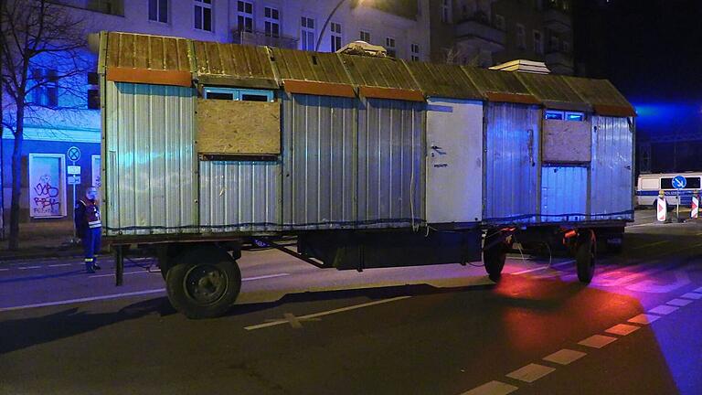 Polizei durchsucht Bauwagengelände.jpeg       -  Der Bauwagen, in dem Garweg gewohnt haben soll, soll in den nächsten Tagen kriminaltechnisch untersucht werden.