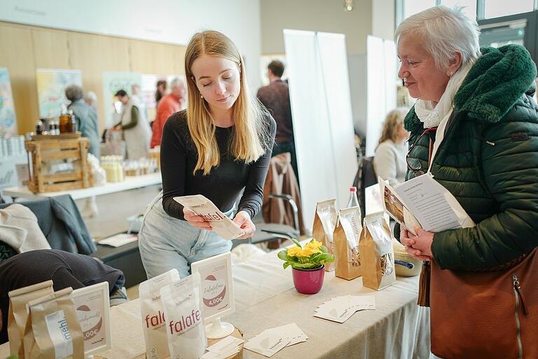 Die angebotenen Produkte auf der regionalen Lebensmittel-Messe reichten von Falafeln aus Kichererbsen über Lupinenkaffee, verschiedene Gewürze, Gemüse, Wein, Bier, bis hin zu Grünkern und Honig. Die angebotenen Produkte auf der regionalen Lebensmittel-Messe reichten von Falafeln aus Kichererbsen über Lupinenkaffee, verschiedene Gewürze, Gemüse, Wein, Bier, bis hin zu Grünkern und Honig.