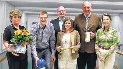 Symbolische Schlüsselübergabe: die bisherige Pächterin Erna Gehring (von links), Kegelvereinsvorsitzender Marcus Fröhlich, Zeils Bürgermeister Thomas Stadelmann, die neue Besitzerin Daniela Berchtold und die bisherigen Besitzer Georg und Lieselotte Hiernickel.