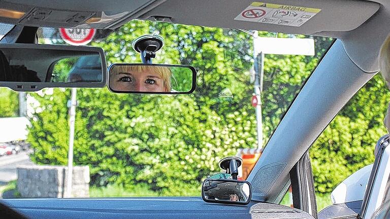 Drängelnde Autofahrer: Der Blick in den Rückspiegel, um den übrigen Verkehr im Auge zu behalten, wird für Fahrlehrer wie Isabel Bauer fast wichtiger als der Blick auf ihre Fahrschüler.