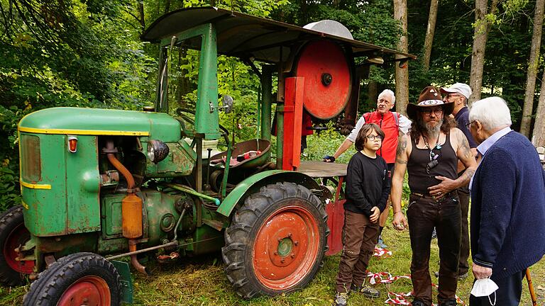 Michael Röhners Deutz, Baujahr 1951, war der älteste Traktor, der beim Traktoren- und Unimogtreffen in Oberweißenbrunn zu sehen war. Die Maschine ist noch im Einsatz und wird zum Sägen von Brennholz verwendet.