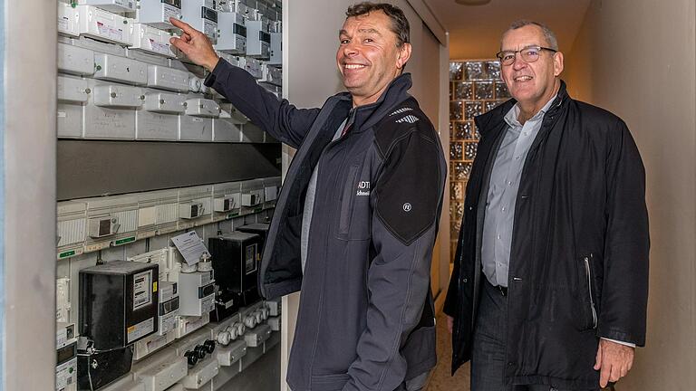 Hans Sartoris (rechts) und Hausmeister Gerhard Schneider in einem der Häuser. Die Technik ist nicht mehr auf dem aktuellen Stand.&nbsp; Kauf und Sanierung kosten die Stadtbau in den kommenden Jahren bis zu 90 Millionen Euro, schätzt Sartoris. Aber die Mieten sollen bezahlbar bleiben, verspricht er.