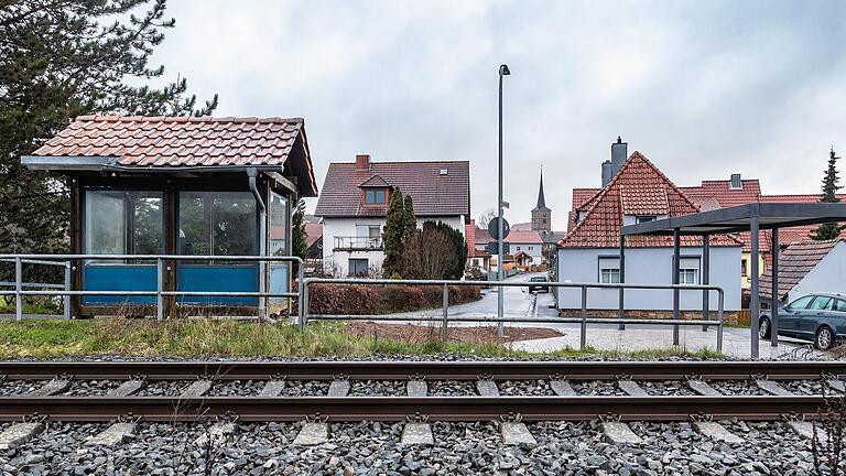 Vom Bahnhof aus haben Fahrgäste einen guten Blick auf die Pfarrkirche von Burglauer. Unter dem Dach rechts im Bild sollen noch Fahrradständer installiert werden.