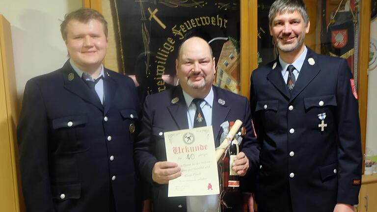 Eine Ehrung erfolgte bei der Freiwilligen Feuerwehr Theinfeld: (von links) 2. Kommandant Benedikt Markert, Klaus Pfaab (40 Jahre aktiver Dienst) und 1. Vorsitzender/1. Kommandant Dominik Rentsch.       -  Eine Ehrung erfolgte bei der Freiwilligen Feuerwehr Theinfeld: (von links) 2. Kommandant Benedikt Markert, Klaus Pfaab (40 Jahre aktiver Dienst) und 1. Vorsitzender/1. Kommandant Dominik Rentsch.