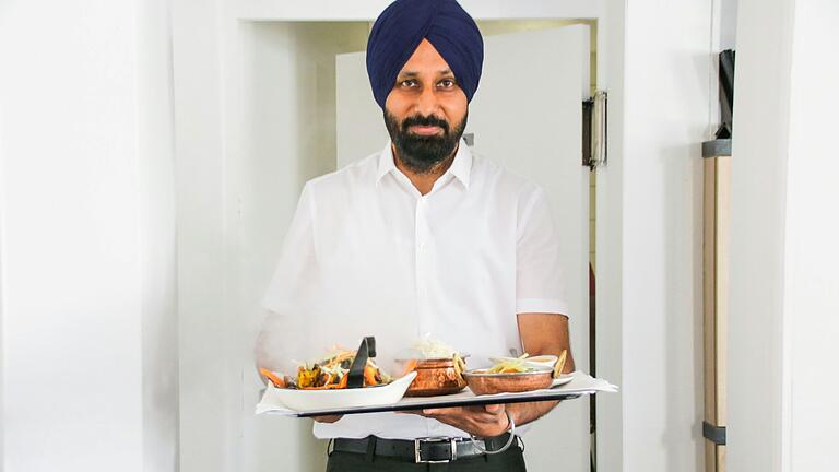 Ujjager Singh hat bis 2006 mit seinem Bruder in Frankfurt ein Restaurant geführt, inzwischen bietet er am Bad Kissinger Marktplatz indische Küche. Ujjager Singh hat bis 2006 mit seinem Bruder in Frankfurt ein Restaurant geführt, inzwischen bietet er am Bad Kissinger Marktplatz indische Küche.
