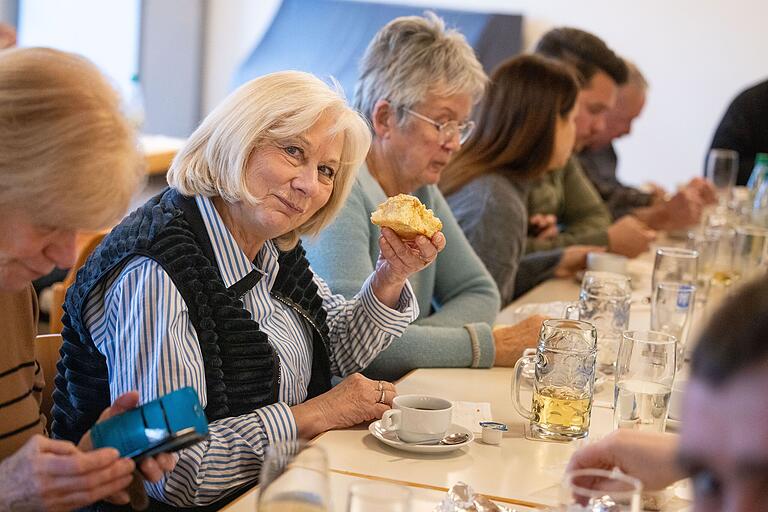 Zum Ausgleich noch was Süßes: Streuselkuchen rundet das fleischlastige Gelage ab. Zum Ausgleich noch was Süßes: Streuselkuchen rundet das fleischlastige Gelage ab.