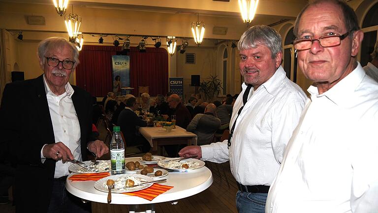 Fisch und Politik: Die Schweinfurter CSU und die 'Sennfelder Combo' trafen sich im ehemaligen evangelischen Gemeindehaus Oberndorf. Fisch und Politik: Die Schweinfurter CSU und die 'Sennfelder Combo' trafen sich im ehemaligen evangelischen Gemeindehaus Oberndorf.