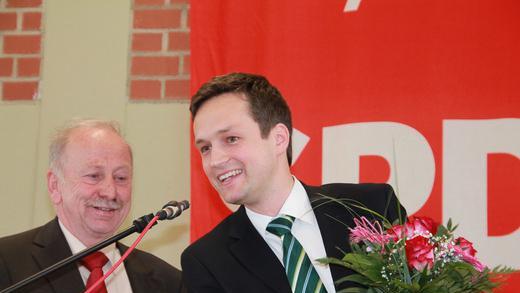 Florian Töpper       -  Blumen für den Kandidaten: Florian Töpper (rechts) bedankt sich für seine 100-Prozent-Nominierung als Landratskandidat. Auch SPD-Kreisvorsitzender Peter Pfister ist äußerst zufrieden.