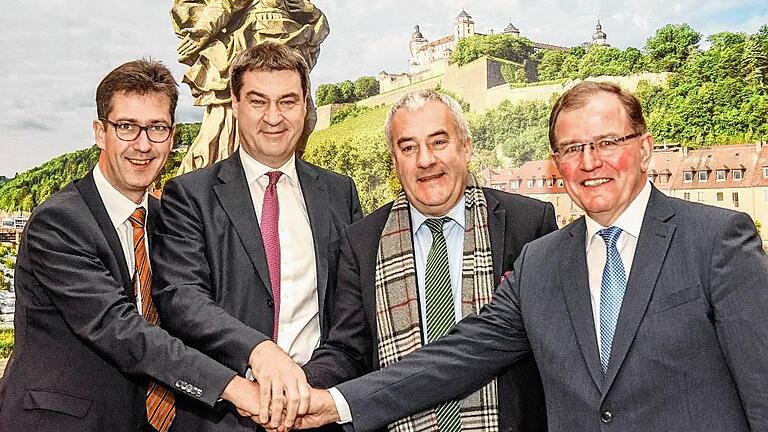 Besiegelten die Zukunft des Mainfränkischen Museums als Landesmuseum (von links): Würzburgs Oberbürgermeister Christian Schuchardt, Finanzminister Markus Söder, Kunstminister Ludwig Spaenle und Bezirkstagspräsident Erwin Dotzel vor einem Bild der Festung.