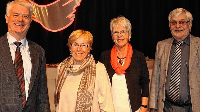 Das Partnerschaftskomitee für die Städtepartnerschaft von Karlstadt mit Querfurt hat sich aufgelöst. Im Bild von links: Gustav Eichler,  Ilke Urmann, Gertrud Gehret und Herbert Schneider bei ihrer Verabschiedung in der Abschlusssitzung des Stadtrats im Dezember 2016.