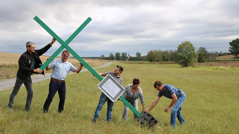 Georg Scheuring, Edgar Thomas, Andreas Schlembach, Ursula Fiedler und Roland Bieberich errichten ein grünes Kreuz nahe Kleinwenkheim. Im Landkreis entstehen immer mehr grüne Kreuze, die Mahnaktion der Landwirte läuft in ganz Deutschland. Thomas Malz - Georg Scheuring, Edgar Thomas, Andreas Schlembach, Ursula Fiedler und Roland Bieberich errichten ein grünes Kreuz nahe Kleinwenkheim. Im Landkreis entstehen immer mehr grüne Kreuze, die Mahnaktion der Landwirte läuft in ganz Deutschland. Thomas Malz Georg Scheuring, Edgar Thomas, Andreas Schlembach, Ursula Fiedler und Roland Bieberich errichten ein grünes Kreuz nahe Kleinwenkheim. Im Landkreis entstehen immer mehr grüne Kreuze, die Mahnaktion der Landwirte läuft in ganz Deutschland. Thomas Malz - Georg Scheuring, Edgar Thomas, Andreas Schlembach, Ursula Fiedler und Roland Bieberich errichten ein grünes Kreuz nahe Kleinwenkheim. Im Landkreis entstehen immer mehr grüne Kreuze, die Mahnaktion der Landwirte läuft in ganz Deutschland. Thomas Malz