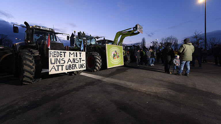 Bauernprotest bei Glauber-Besuch in Iphofen       -  Zahlreiche Landwirte demonstrieren am Sonntag anlässlich des Besuchs von Landwirtschaftminister Thorsten Glauber (Freie Wähler) beim Neujahrsempfang der Freien Wähler in Iphofen (Lkr. Kitzingen).