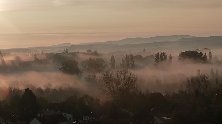 Nebel, wie ihn hier, im Maintal bei Sulzfeld, unser Leser Jürgen Hermann stimmungsvoll fotografiert hat, war im Oktober 2020 häufiger zu sehen. Insgesamt waren es in diesem Monat nur 77 Sonnenstunden.