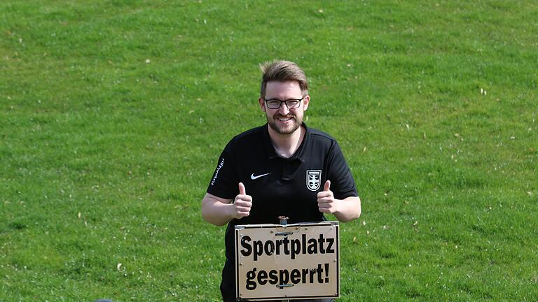 Komplett verwaist ist das 'Winkelberg-Stadion' des TSV Westheim. Sportleiter Christoph Schwab und seine Jungs wollen sich den Spaß aber trotzdem nicht verderben lassen.