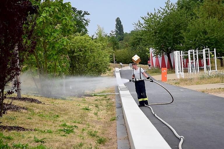 Wegen der anhaltenden Trockenheit musste viel gewässert werden. Hierbei halfen auch die Feuerwehren der Stadt.&nbsp;