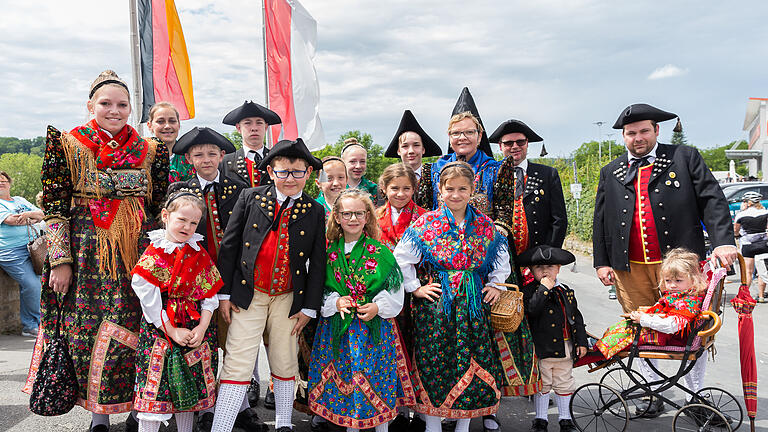 Ein eindrucksvolles Brauchtum – ausgezeichnet 2018 mit dem Heimatpreis Unterfranken des Freistaates Bayern - findet alle zwei Jahre am Pfingstmontag in Ochsenfurt am Main statt: der traditionelle St. Wolfgangsritt. Der Pfingstritt am 10.06.2019 geht auf eine über 500 Jahre alte Tradition zurück, nach dem die Pferde der Bauern aus dem Ochsenfurter Gau alljährlich an der Wolfgangskapelle den Pfingstsegen erhielten, der sie vor Unglück bewahren sollte.