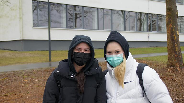 Leonie Grimm (links) und Ronja Braune sehen Zwischenzeugnisse als durchaus sinnvoll an.