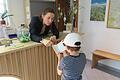 Ostereiersuche in Bischofsheimer Schaufenstern.
Im Büro der Tourist-Info können sich Kinder einen Sammelpass abholen und bekommen eine kurze Erklärung für die Eiersuche, hier im Bild von Laura Rösch, Leiterin Tourist-Info und Stadtmarketing.