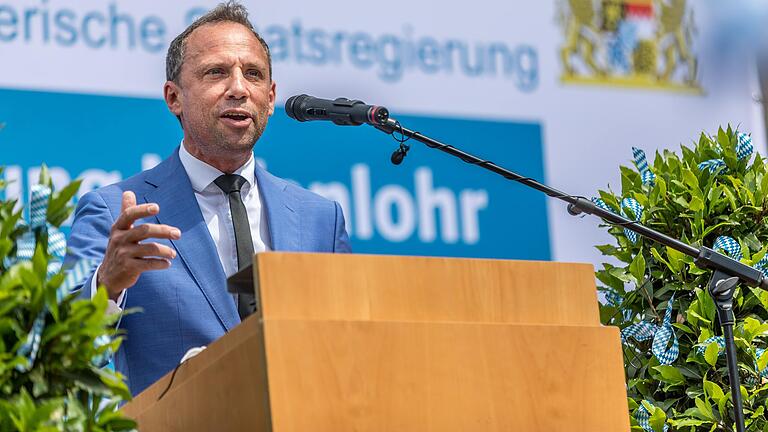 Bayerns Umweltminister Thorsten Glauber (Freie Wähler) kam im Juli 2021 zum Spatenstich für die Ortsumgehung mit integriertem Hochwasserschutz nach Hafenlohr (Lkr. Main-Spessart). Bayerns Umweltminister Thorsten Glauber (Freie Wähler) kam im Juli 2021 zum Spatenstich für die Ortsumgehung mit integriertem Hochwasserschutz nach Hafenlohr (Lkr. Main-Spessart). 