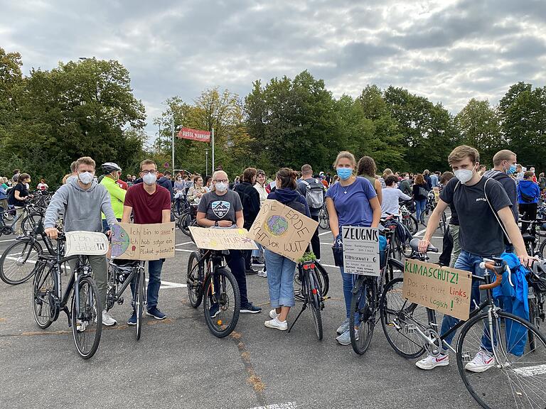 Raphael Lanz, Jona Seufert, Maren Hering, Amelie Neukel, Linda Seufert und Arne Gorgas (von links) haben für die Demo von Fridays for Future Plakate gestaltet. Raphael Lanz, Jona Seufert, Maren Hering, Amelie Neukel, Linda Seufert und Arne Gorgas (von links) haben für die Demo von Fridays for Future Plakate gestaltet. 