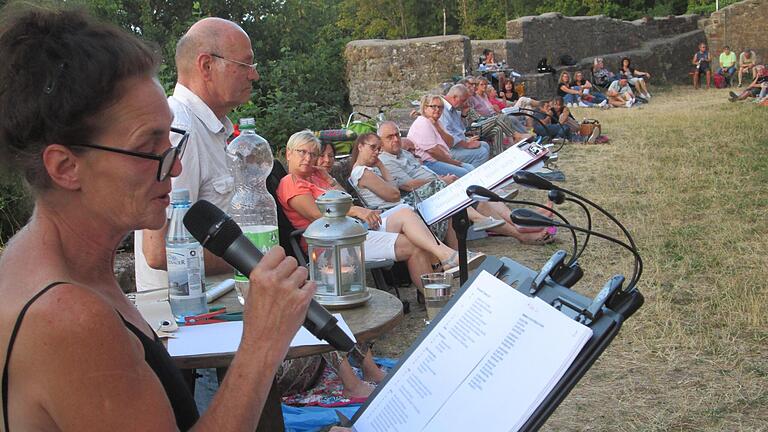 Die „Nacht der Poesie“ lockte bisher zahlreiche Besucher auf die Trimburg. Christine Hadulla und Peter Hub (v.l.) tragen Lyrik und Prosa in stilvoll-gekonnter Weise vor.       -  Die „Nacht der Poesie“ lockte bisher zahlreiche Besucher auf die Trimburg. Christine Hadulla und Peter Hub (v.l.) tragen Lyrik und Prosa in stilvoll-gekonnter Weise vor.