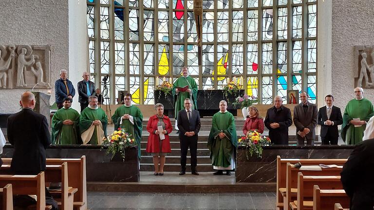 Das neue Seelsorgeteam des Pastoralen Raums Schweinfurt präsentiert sich den Gläubigen (vorne von rechts): Teampfarrer Christoph Warmuth, Pastoralassistent Gabriel Abb, Diakon Joachim Werb, Diakon Josef Eberhorn, Pastoralreferentin Maria Garsky, der neue Moderator und Teampfarrer Stephan Eschenbacher, Pastoralreferent Michael Stöcker, Pastoralreferentin Patrizia Sormani, Kaplan Tommy Reißig, Pfarrvikar Uwe Schüller und Kaplan P. Sanjas Kuchuparamil. Generalvikar Jürgen Vorndran (hinten, Mitte) segnet die Haupt- und Ehrenamtlichen.