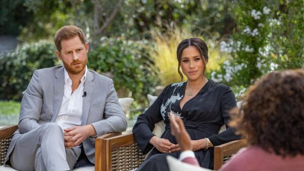 Harry und Meghan im Interview mit Oprah Winfrey       -  Prinz Harry und Meghan Markle im Gespräch mit US-Moderatorin Oprah Winfrey vor drei Jahren. Hier erzählte Meghan erstmals von ihren Suizidgedanken. Nun will sie gemeinsam mit Harry das Leben anderer retten.