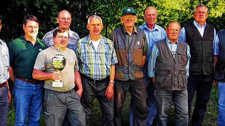 Sieger des Kreisgruppenschießens am Wurftaubenstand in Sandberg: im Bild von links Arnulf Geis, Harald Katzenberger, Siegbert Leiber, Berthold Kamm, Walter Vorndran, Erhard Bock, Willi Floth, Richard Katzenberger, Thomas Schmitt (Vorsitzender Kreisgruppe Bad Neustadt), Jürgen Merk (Schießobmann und Hegegemeinschaftsleiter der Hegegemeinschaft Sandberg). Sieger des Kreisgruppenschießens am Wurftaubenstand in Sandberg: im Bild von links Arnulf Geis, Harald Katzenberger, Siegbert Leiber, Berthold Kamm, Walter Vorndran, Erhard Bock, Willi Floth, Richard Katzenberger, Thomas Schmitt (Vorsitzender Kreisgruppe Bad Neustadt), Jürgen Merk (Schießobmann und Hegegemeinschaftsleiter der Hegegemeinschaft Sandberg).