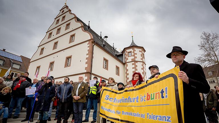 Schweinfurt ist bunt       -  Schweinfurt ist bunt -  und gegen Fremdenhass, zeigte sich bei einer Kundgebung am Zeughaus.