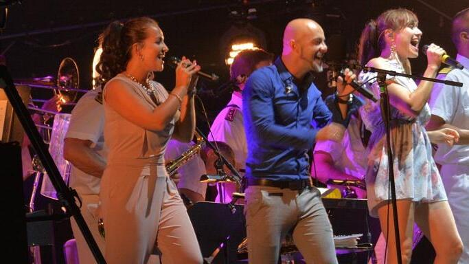 Susan Albers, Marco Mathias und Jemma Endersby haben alle Stile drauf. Rechts im Bild Big-Band-Leader Timor Oliver Chadik. Susan Albers, Marco Mathias und Jemma Endersby haben alle Stile drauf. Rechts im Bild Big-Band-Leader Timor Oliver Chadik.