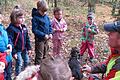 Forstwirtschaftsmeister Carsten Schmitt erklärt den Kindern Luisa (von links), Michel,  Emma, Samira, Emilia, wofür Haselnüsse unter anderem  ihre Verwendung finden. Foto: Dina Dauer       -  Forstwirtschaftsmeister Carsten Schmitt erklärt den Kindern Luisa (von links), Michel,  Emma, Samira, Emilia, wofür Haselnüsse unter anderem  ihre Verwendung finden. Foto: Dina Dauer