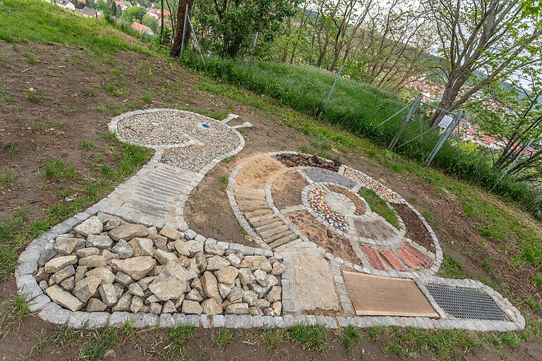 Korken, Schraubverschlüsse, Weinbergstickel: Die verschiedenen Füllmaterialien des Barfußpfades in Schneckenform stehen fast alle in Verbindung mit dem Thema Weinbau.