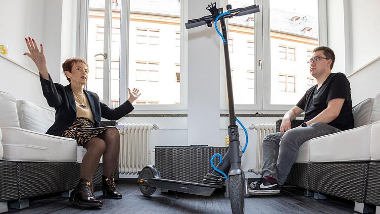 Seniorin Renate Fiedler und E-Scooter-Fahrer Simon Niedermeyer haben sich in der Main-Post Redaktion zum Streitgespräch über E-Scooter in Würzburgs Innenstadt getroffen.