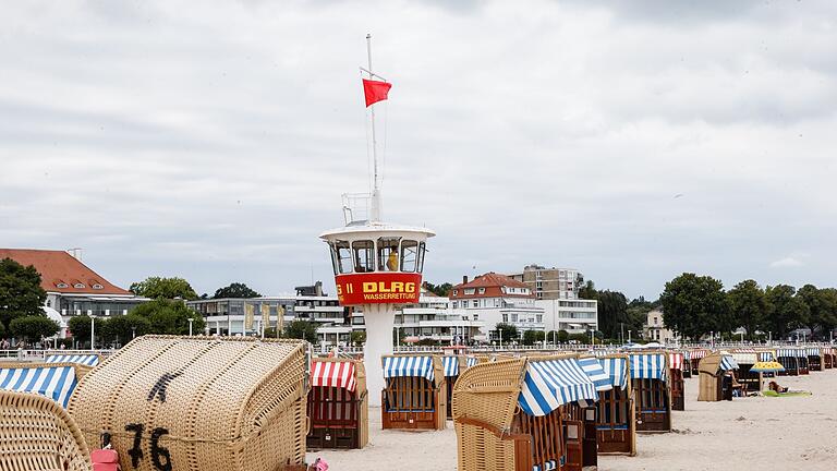 Gefahren beim Baden.jpeg       -  Weht am DLRG-Turm die rote Flagge, geht man besser nicht ins Wasser.