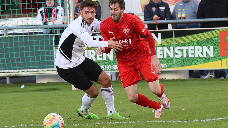 Schweinfurts Severo Sturm (links) im Duell mit Christian Brucia vom TSV Buchbach.