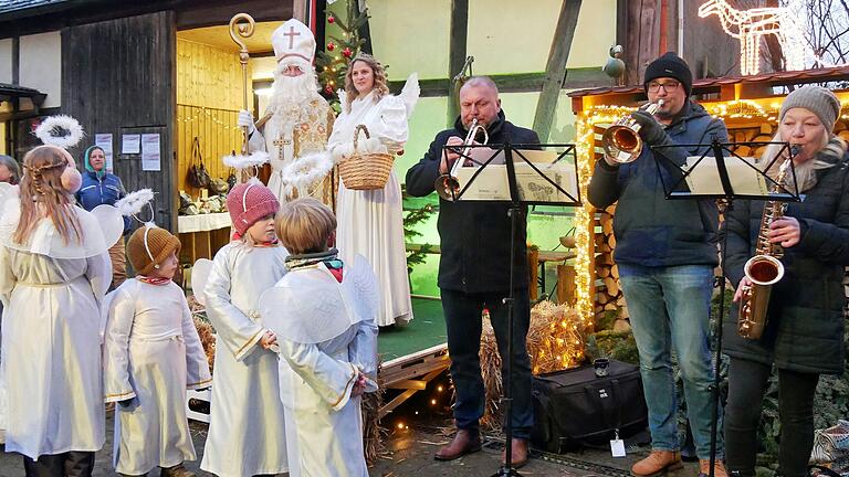 Landrat Thomas Ebert (dritter von rechts) reihte sich als Trompeter in die Gramschatzer Musikanten ein. Darüber freuten sich auch der Nikolaus Matthias Rottmann und das Christkind Laura Grömling. Landrat Thomas Ebert (dritter von rechts) reihte sich als Trompeter in die Gramschatzer Musikanten ein. Darüber freuten sich auch der Nikolaus Matthias Rottmann und das Christkind Laura Grömling.
