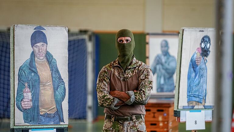 KSK-Auswahlverfahren - „Unser Zielbild ist der stille Profi”: Oberleutnant Andi beobachtet die Bewerber. KSK-Auswahlverfahren - „Unser Zielbild ist der stille Profi”: Oberleutnant Andi beobachtet die Bewerber.